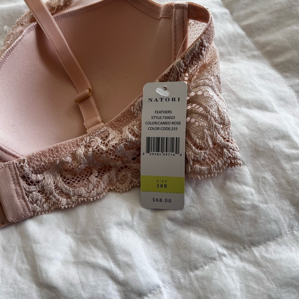 NWT. Natori Feathers Bra. Size 38B.